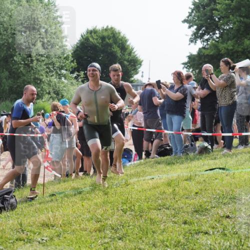 15.06.2025 - 27. Vierlanden-Triathlon KatJ http://msf.ph/oto/7996659 15.06.2025 09:55:35 Schwimmen 272, 316, 327, 329, 335, 353, 548 meine-sportfotos.de