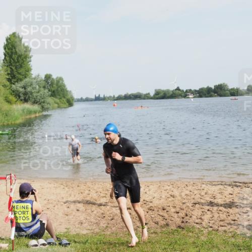21.06.2025 - 27. Vierlanden-Triathlon MichiJ http://msf.ph/oto/7996699 15.06.2026 09:57:52 Schwimmen 291, 330, 347, 827 meine-sportfotos.de