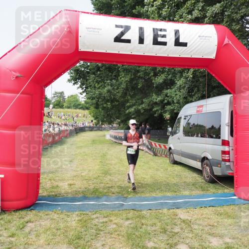 21.06.2025 - 27. Vierlanden-Triathlon MichiJ http://msf.ph/oto/7996708 15.06.2026 11:20:14 Ziel 827 meine-sportfotos.de