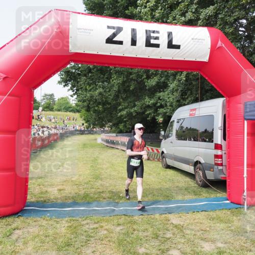 21.06.2025 - 27. Vierlanden-Triathlon MichiJ http://msf.ph/oto/7996762 15.06.2026 11:20:14 Ziel 827 meine-sportfotos.de