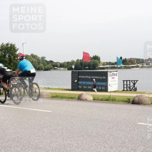 21.06.2025 - 27. Vierlanden-Triathlon H.Heesch http://msf.ph/oto/7996764 15.06.2025 11:31:11 Radfahren 713, 895, 924, 1400 meine-sportfotos.de