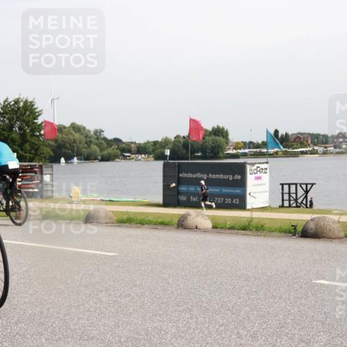 21.06.2025 - 27. Vierlanden-Triathlon H.Heesch http://msf.ph/oto/7996778 15.06.2025 11:31:12 Radfahren 713, 812, 895, 917, 924, 1400 meine-sportfotos.de