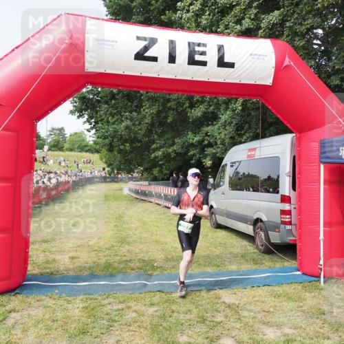 21.06.2025 - 27. Vierlanden-Triathlon MichiJ http://msf.ph/oto/7996792 15.06.2026 11:20:15 Ziel 827 meine-sportfotos.de