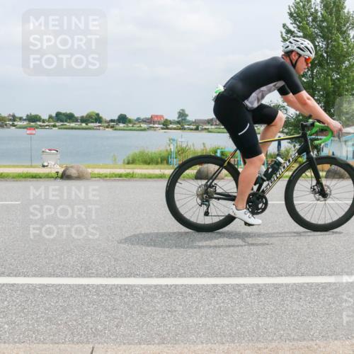 21.06.2025 - 27. Vierlanden-Triathlon H.Heesch http://msf.ph/oto/7996797 15.06.2025 12:22:43 Radfahren 657, 701 meine-sportfotos.de