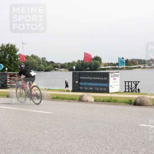 21.06.2025 - 27. Vierlanden-Triathlon H.Heesch http://msf.ph/oto/7996816 15.06.2025 11:31:13 Radfahren 713, 812, 895, 917, 924, 941, 1400 meine-sportfotos.de