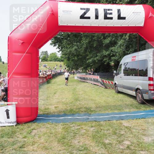 21.06.2025 - 27. Vierlanden-Triathlon MichiJ http://msf.ph/oto/7996854 15.06.2026 11:20:35 Ziel 321 meine-sportfotos.de