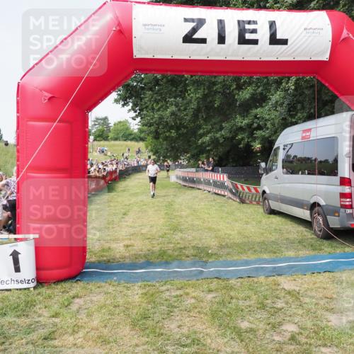 21.06.2025 - 27. Vierlanden-Triathlon MichiJ http://msf.ph/oto/7996869 15.06.2026 11:20:35 Ziel 321 meine-sportfotos.de