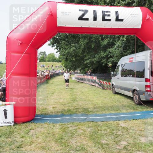 21.06.2025 - 27. Vierlanden-Triathlon MichiJ http://msf.ph/oto/7996933 15.06.2026 11:20:36 Ziel 321 meine-sportfotos.de