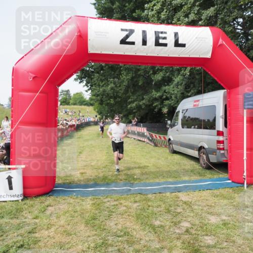 21.06.2025 - 27. Vierlanden-Triathlon MichiJ http://msf.ph/oto/7996956 15.06.2026 11:20:38 Ziel 321, 393 meine-sportfotos.de