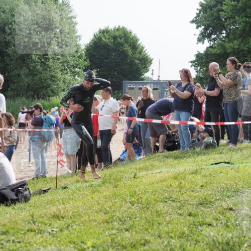 15.06.2025 - 27. Vierlanden-Triathlon KatJ http://msf.ph/oto/7996974 15.06.2025 09:55:45 Schwimmen 272, 273, 300, 303, 548 meine-sportfotos.de