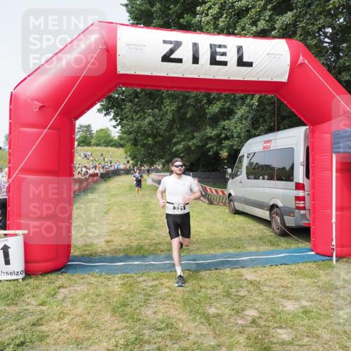 21.06.2025 - 27. Vierlanden-Triathlon MichiJ http://msf.ph/oto/7996991 15.06.2026 11:20:39 Ziel 321, 393 meine-sportfotos.de