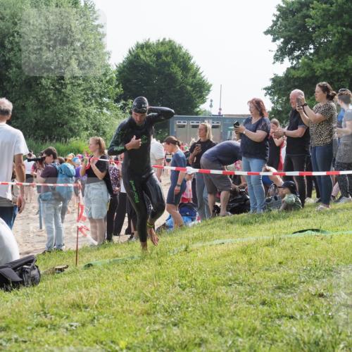 15.06.2025 - 27. Vierlanden-Triathlon KatJ http://msf.ph/oto/7996999 15.06.2025 09:55:45 Schwimmen 272, 273, 300, 303, 548 meine-sportfotos.de