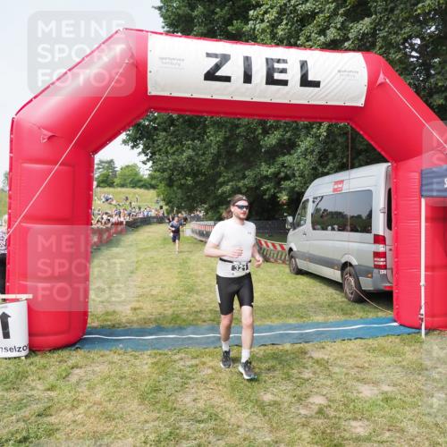 21.06.2025 - 27. Vierlanden-Triathlon MichiJ http://msf.ph/oto/7997020 15.06.2026 11:20:39 Ziel 321, 393 meine-sportfotos.de