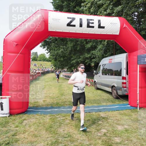 21.06.2025 - 27. Vierlanden-Triathlon MichiJ http://msf.ph/oto/7997036 15.06.2026 11:20:39 Ziel 321, 393 meine-sportfotos.de