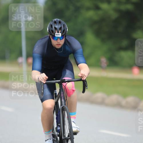 21.06.2025 - 27. Vierlanden-Triathlon H.Heesch http://msf.ph/oto/7997060 15.06.2025 12:23:55 Radfahren 681, 762, 871 meine-sportfotos.de