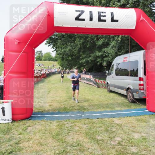 21.06.2025 - 27. Vierlanden-Triathlon MichiJ http://msf.ph/oto/7997061 15.06.2026 11:20:42 Ziel 321, 370, 393 meine-sportfotos.de