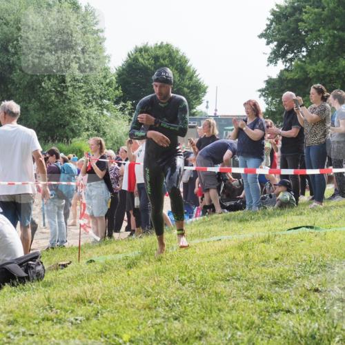 15.06.2025 - 27. Vierlanden-Triathlon KatJ http://msf.ph/oto/7997063 15.06.2025 09:55:46 Schwimmen 273, 300, 303 meine-sportfotos.de