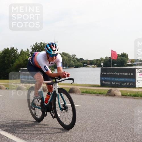 15.06.2025 - 27. Vierlanden-Triathlon H.Heesch http://msf.ph/oto/7997081 15.06.2025 09:32:12 Radfahren 123, 193, 225 meine-sportfotos.de