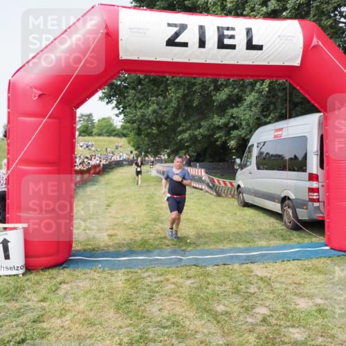 21.06.2025 - 27. Vierlanden-Triathlon MichiJ http://msf.ph/oto/7997093 15.06.2026 11:20:42 Ziel 321, 370, 393 meine-sportfotos.de
