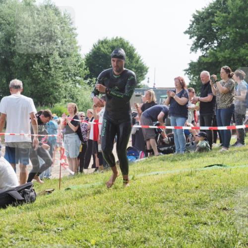 15.06.2025 - 27. Vierlanden-Triathlon KatJ http://msf.ph/oto/7997105 15.06.2025 09:55:46 Schwimmen 273, 300, 303 meine-sportfotos.de
