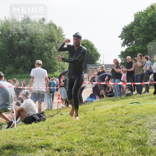 15.06.2025 - 27. Vierlanden-Triathlon KatJ http://msf.ph/oto/7997126 15.06.2025 09:55:46 Schwimmen 273, 300, 303 meine-sportfotos.de