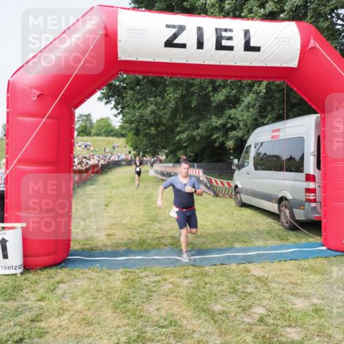 21.06.2025 - 27. Vierlanden-Triathlon MichiJ http://msf.ph/oto/7997129 15.06.2026 11:20:42 Ziel 321, 370, 393 meine-sportfotos.de