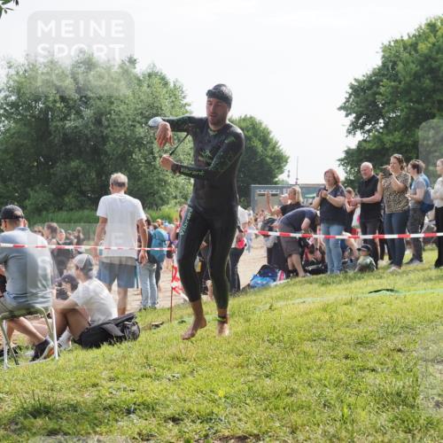 15.06.2025 - 27. Vierlanden-Triathlon KatJ http://msf.ph/oto/7997144 15.06.2025 09:55:47 Schwimmen 273, 300, 303, 331, 338 meine-sportfotos.de