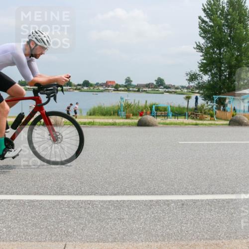 21.06.2025 - 27. Vierlanden-Triathlon H.Heesch http://msf.ph/oto/7997152 15.06.2025 12:25:00 Radfahren 728 meine-sportfotos.de