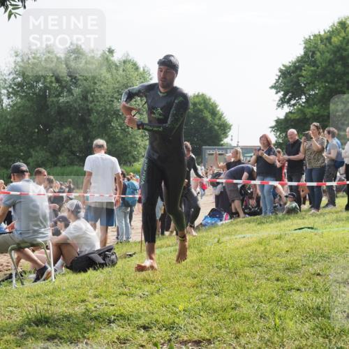 15.06.2025 - 27. Vierlanden-Triathlon KatJ http://msf.ph/oto/7997162 15.06.2025 09:55:47 Schwimmen 273, 300, 303, 331, 338 meine-sportfotos.de