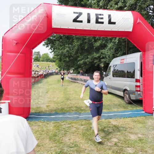 21.06.2025 - 27. Vierlanden-Triathlon MichiJ http://msf.ph/oto/7997173 15.06.2026 11:20:43 Ziel 321, 370, 393 meine-sportfotos.de
