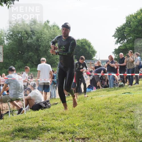 15.06.2025 - 27. Vierlanden-Triathlon KatJ http://msf.ph/oto/7997176 15.06.2025 09:55:47 Schwimmen 273, 300, 303, 331, 338 meine-sportfotos.de