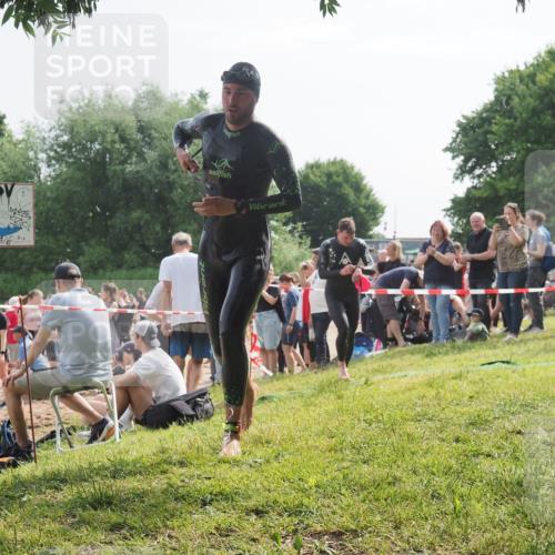 15.06.2025 - 27. Vierlanden-Triathlon KatJ http://msf.ph/oto/7997210 15.06.2025 09:55:47 Schwimmen 273, 300, 303, 331, 338 meine-sportfotos.de