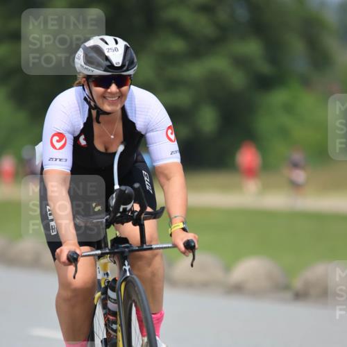 21.06.2025 - 27. Vierlanden-Triathlon H.Heesch http://msf.ph/oto/7997227 15.06.2025 12:24:13 Radfahren 250, 918, 962 meine-sportfotos.de