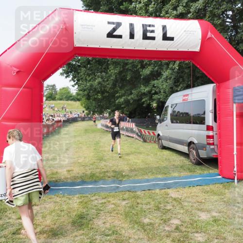 21.06.2025 - 27. Vierlanden-Triathlon MichiJ http://msf.ph/oto/7997266 15.06.2026 11:20:45 Ziel 321, 370, 393 meine-sportfotos.de