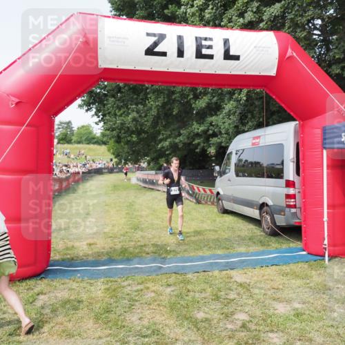21.06.2025 - 27. Vierlanden-Triathlon MichiJ http://msf.ph/oto/7997293 15.06.2026 11:20:46 Ziel 321, 370, 393 meine-sportfotos.de