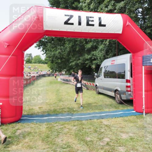 21.06.2025 - 27. Vierlanden-Triathlon MichiJ http://msf.ph/oto/7997307 15.06.2026 11:20:46 Ziel 321, 370, 393 meine-sportfotos.de