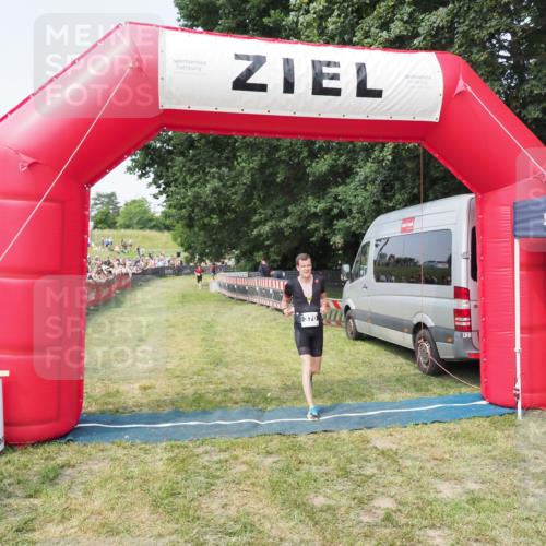 21.06.2025 - 27. Vierlanden-Triathlon MichiJ http://msf.ph/oto/7997347 15.06.2026 11:20:46 Ziel 321, 370, 393 meine-sportfotos.de