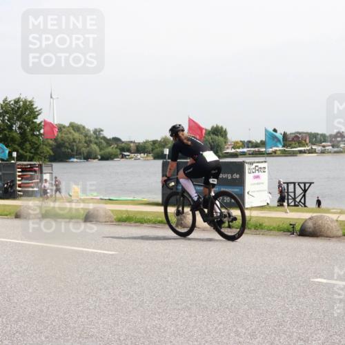 21.06.2025 - 27. Vierlanden-Triathlon H.Heesch http://msf.ph/oto/7997368 15.06.2025 11:32:25 Radfahren 955 meine-sportfotos.de