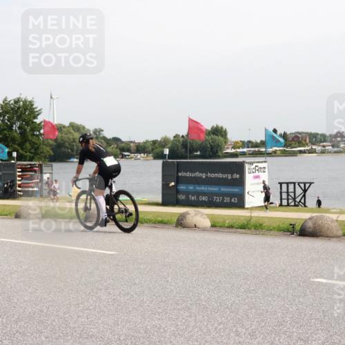 21.06.2025 - 27. Vierlanden-Triathlon H.Heesch http://msf.ph/oto/7997374 15.06.2025 11:32:26 Radfahren 889, 955 meine-sportfotos.de