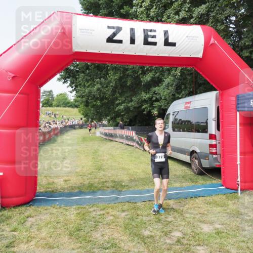 21.06.2025 - 27. Vierlanden-Triathlon MichiJ http://msf.ph/oto/7997375 15.06.2026 11:20:47 Ziel 370, 393 meine-sportfotos.de