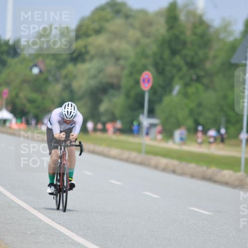 21.06.2025 - 27. Vierlanden-Triathlon H.Heesch http://msf.ph/oto/7997399 15.06.2025 12:24:55 Radfahren 728 meine-sportfotos.de