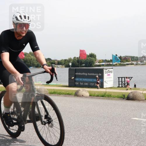 21.06.2025 - 27. Vierlanden-Triathlon H.Heesch http://msf.ph/oto/7997410 15.06.2025 11:32:33 Radfahren 677, 889 meine-sportfotos.de