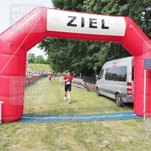 21.06.2025 - 27. Vierlanden-Triathlon MichiJ http://msf.ph/oto/7997422 15.06.2026 11:20:55 Ziel 450 meine-sportfotos.de