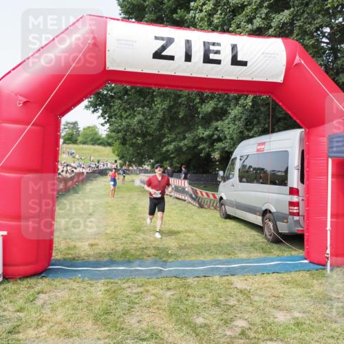 21.06.2025 - 27. Vierlanden-Triathlon MichiJ http://msf.ph/oto/7997439 15.06.2026 11:20:55 Ziel 450 meine-sportfotos.de
