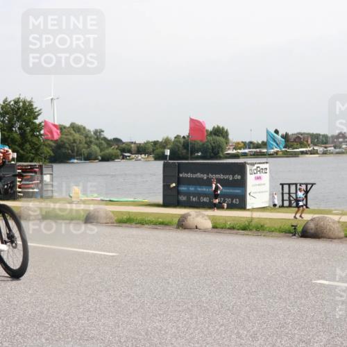 21.06.2025 - 27. Vierlanden-Triathlon H.Heesch http://msf.ph/oto/7997461 15.06.2025 11:32:51 Radfahren 718 meine-sportfotos.de