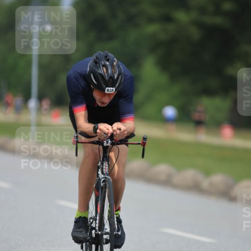 21.06.2025 - 27. Vierlanden-Triathlon H.Heesch http://msf.ph/oto/7997470 15.06.2025 12:25:09 Radfahren 801, 835 meine-sportfotos.de