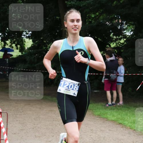 21.06.2025 - 27. Vierlanden-Triathlon Lena Gebhardt http://msf.ph/oto/7997483 15.06.2025 13:55:04 Laufen 1208 meine-sportfotos.de