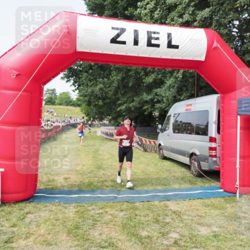 21.06.2025 - 27. Vierlanden-Triathlon MichiJ http://msf.ph/oto/7997490 15.06.2026 11:20:55 Ziel 450 meine-sportfotos.de