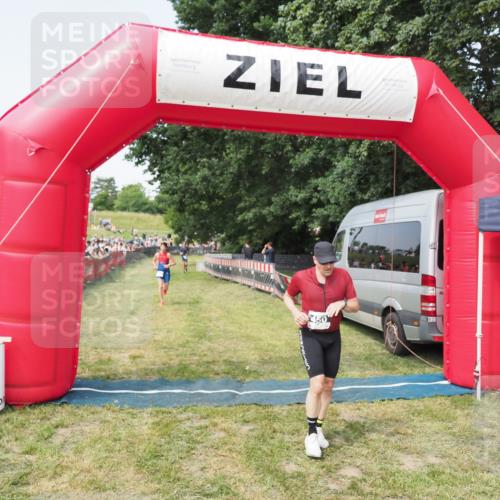 21.06.2025 - 27. Vierlanden-Triathlon MichiJ http://msf.ph/oto/7997564 15.06.2026 11:20:57 Ziel 450, 512 meine-sportfotos.de