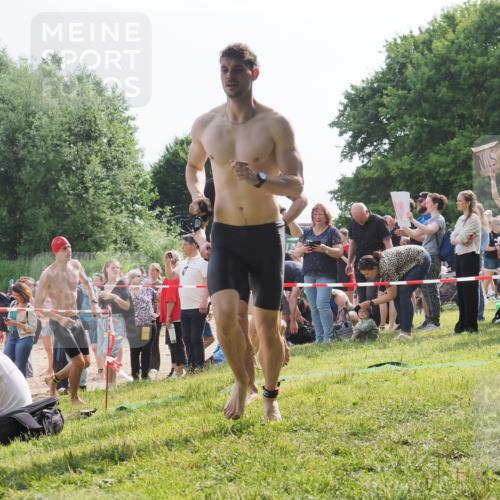 15.06.2025 - 27. Vierlanden-Triathlon KatJ http://msf.ph/oto/7997580 15.06.2025 09:55:55 Schwimmen 280, 283, 300, 303, 308, 310, 322, 331, 338 meine-sportfotos.de